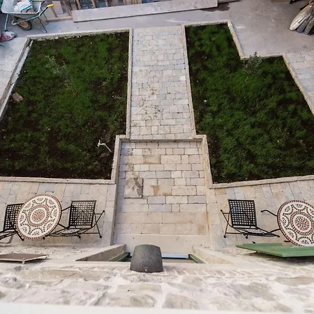 10 Heritage Apartment *