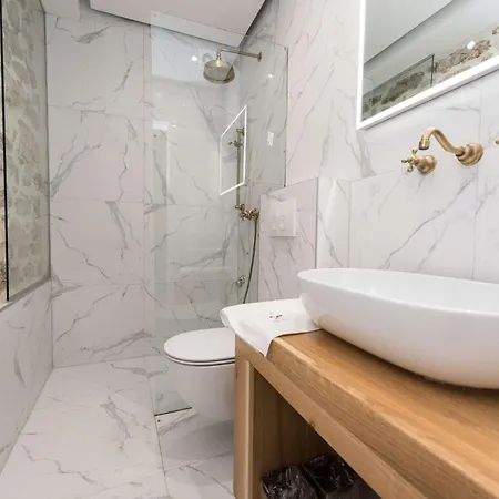 10 Heritage Apartment *